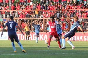 Lamine Diarrasouba,Penyerang PSM Makassar Asal Pantai Gading, Berusaha Melewati Pemain Persela Lamongan.
