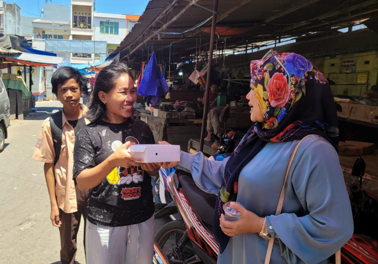 Gelar Jumat Berkah Hendrasari Ichsan Menyapa Pedagang Di Pasar Terong