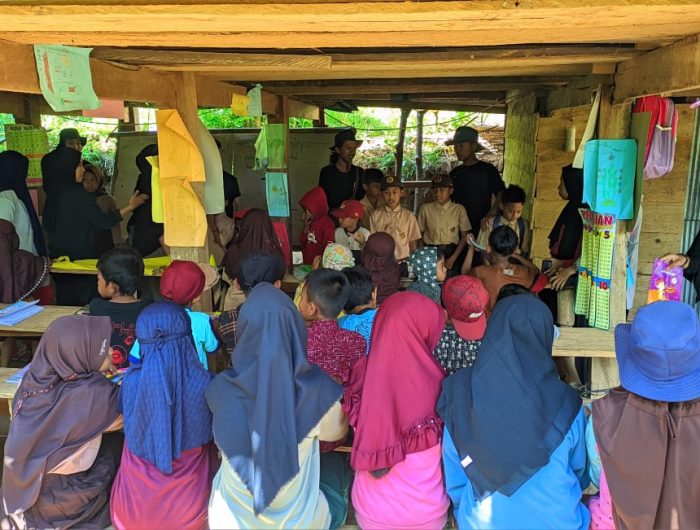 Aktifitas belajar mengajar di Sekolah Kolong di Dusun Bara, Desa Bonto Somba, Kecamatan Tompo Bolu, Kabupaten Maros. Foto: Irgi Pradipta