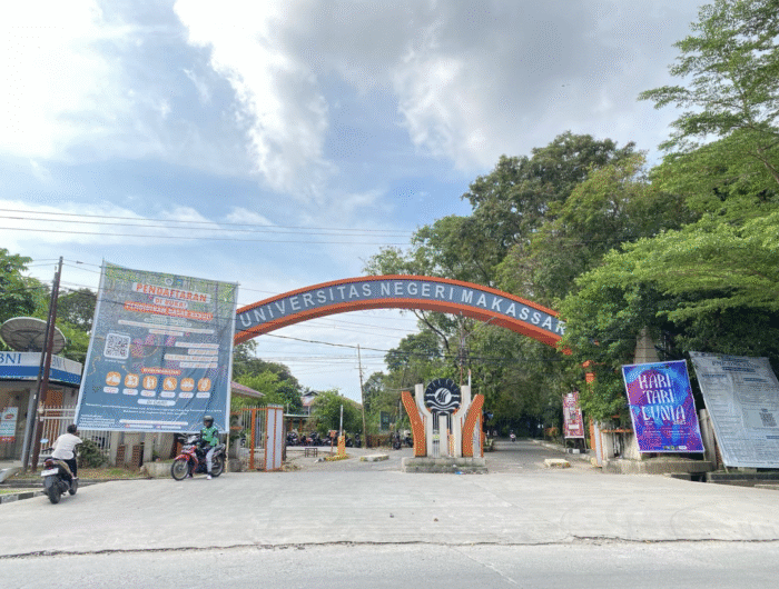 Tampak Depan Gerbang Masuk Universitas Negeri Makassar (UNM) pada Sabtu (03/05/25).